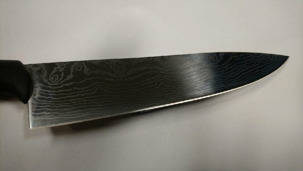 Nůž z damaškové oceli – kovaný z několika vrstev oceli