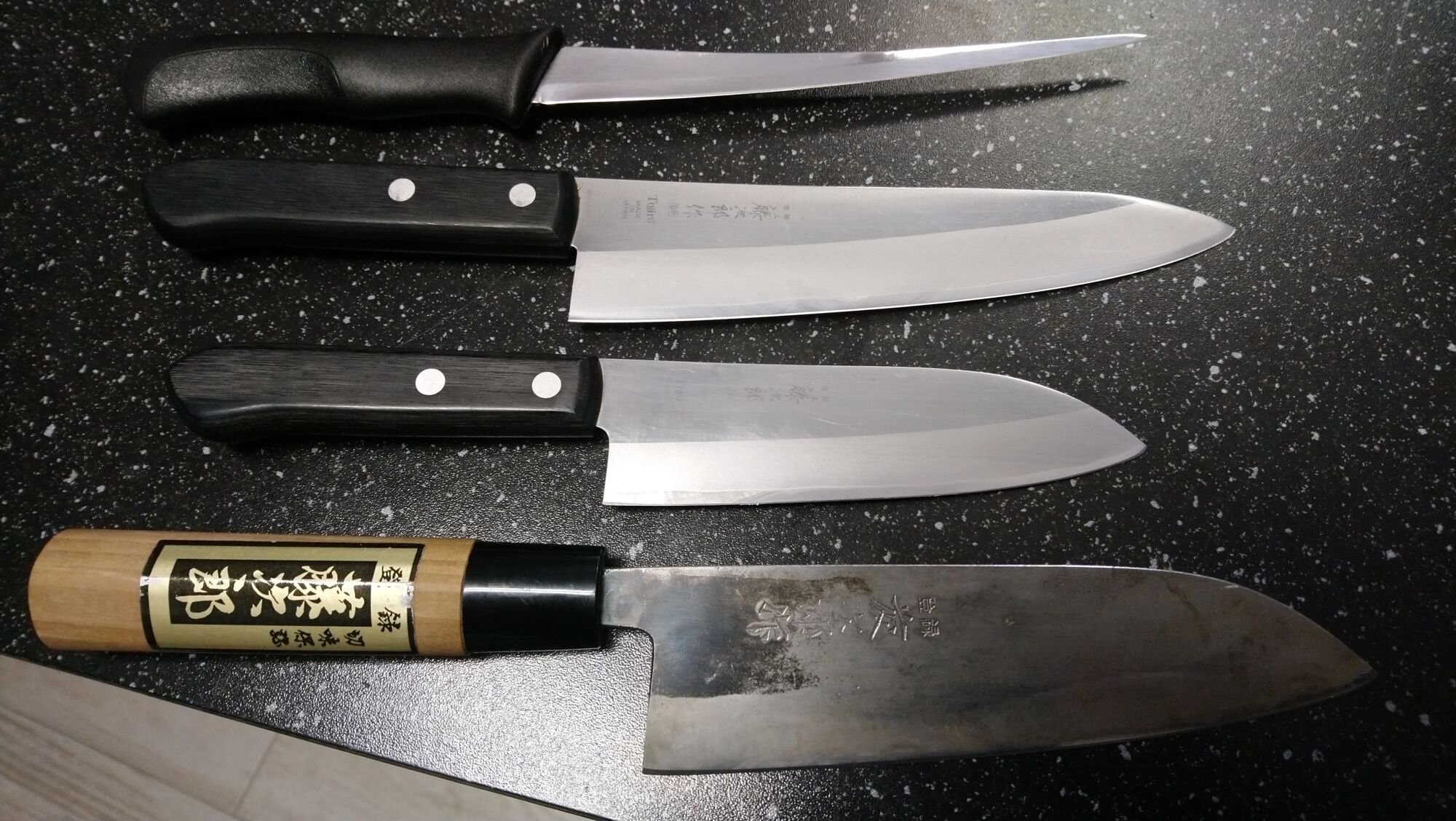 Broušení nožů z damaškové a uhlíkové oceli